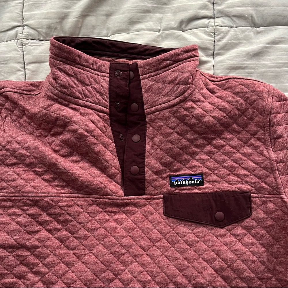 Blush Patagonia pullover. LOOKS NEW
